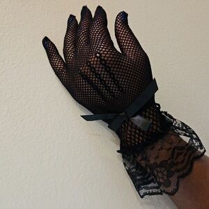 Elegant Black Lace Gloves